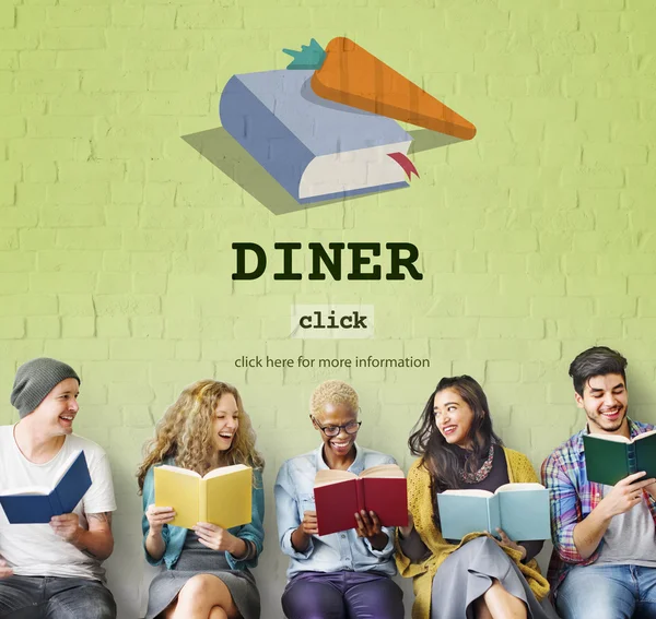 bir grup insan kitap okuma 