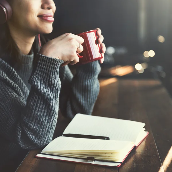 Frau trinkt Kaffee — Stockfoto