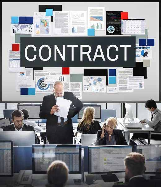 Бізнесмени та контракт — стокове фото