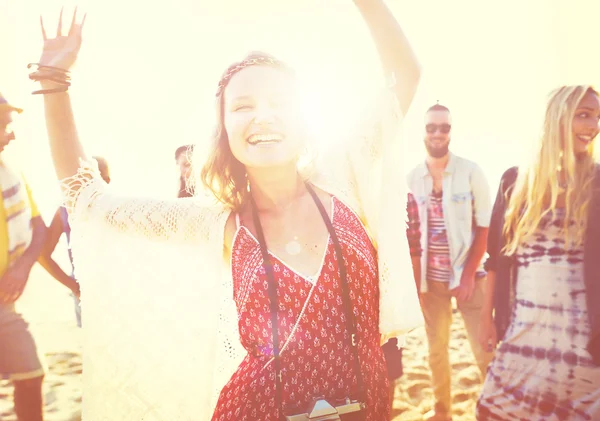 Freunde verbringen Zeit zusammen am Strand — Stockfoto