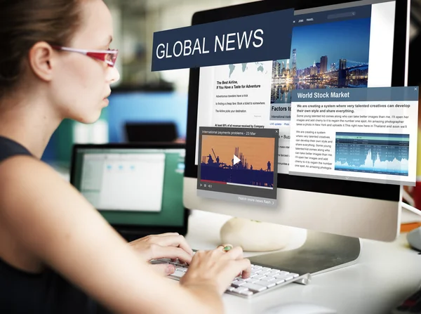 Geschäftsfrau arbeitet am Computer mit globalen Nachrichten — Stockfoto