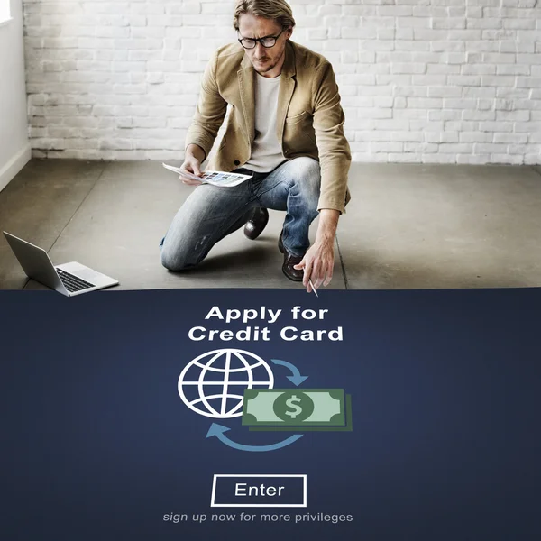 Geschäftsmann arbeitet mit Kreditkarte — Stockfoto