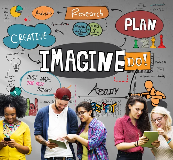 bir grup insan dijital cihazlar kullanarak