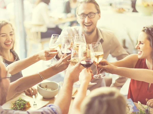 Pessoas celebrando com conceito — Fotografia de Stock