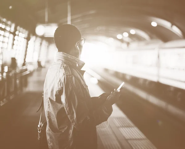 Empresário Esperando Trem com telefone — Fotografia de Stock