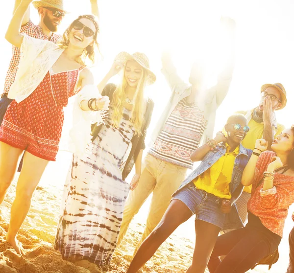 Sahilde birlikte vakit arkadaşlar