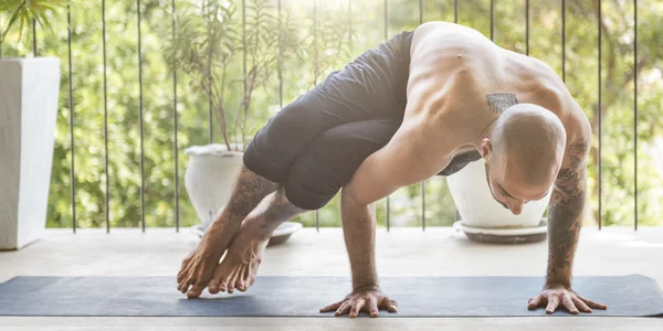 Man gör Yoga praxis — Stockfoto