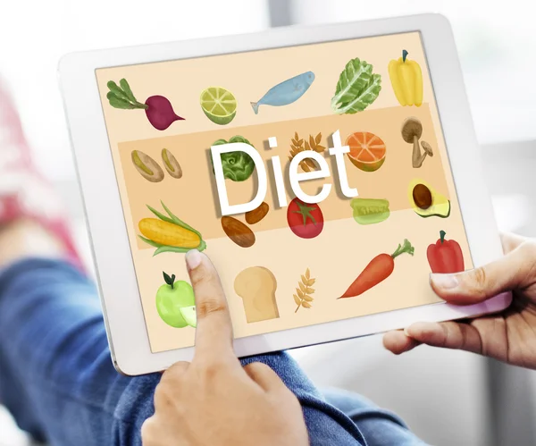 Dijital tablet tutan kadın