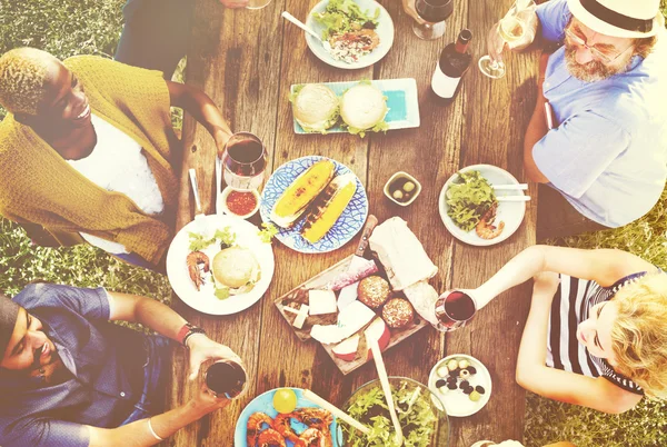 Amigos pasando el rato en la fiesta al aire libre — Foto de Stock