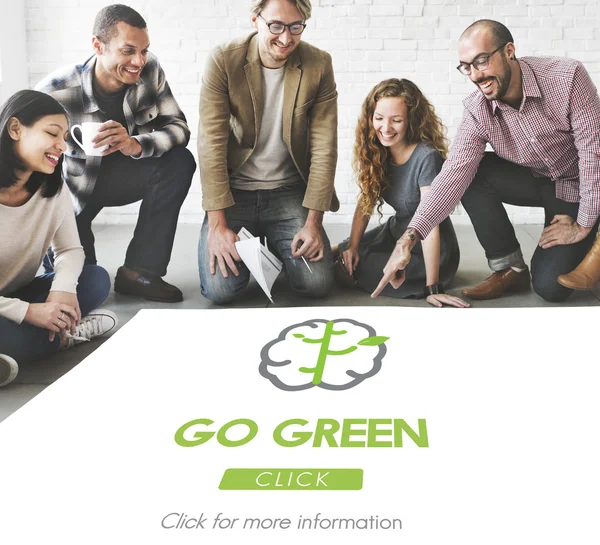 Designer arbeiten mit Plakat und Go Green — Stockfoto