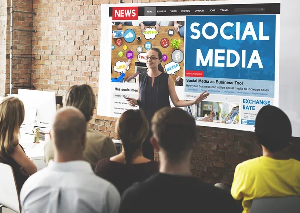 Pessoas em conferência com as redes sociais — Fotografia de Stock