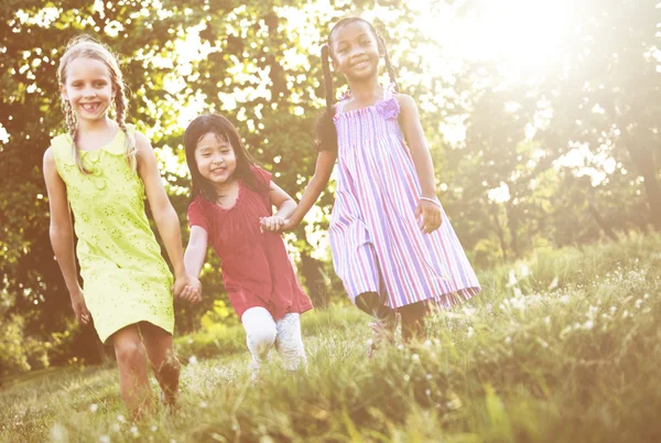 Niños jugando al aire libre —  Fotos de Stock