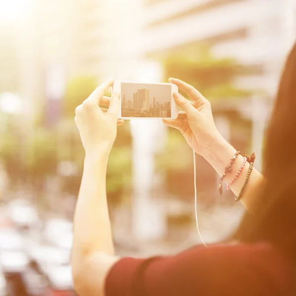 携帯電話で女性の肖像画 — ストック写真