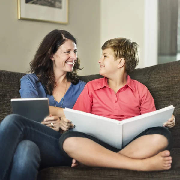 Mamma och Son läsa bok — Stockfoto