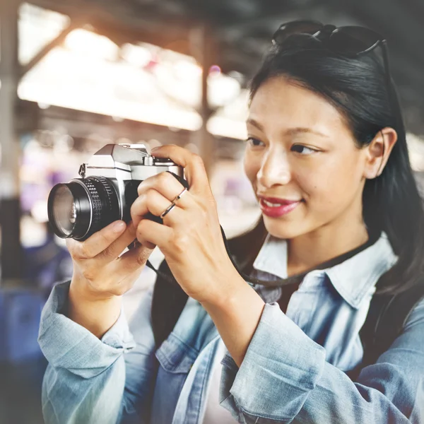 Asiatisk kvinna att göra foto av kameran — Stockfoto