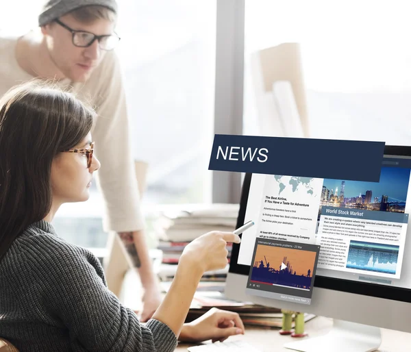 Žena ukazuje na monitoru s novinkami — Stock fotografie
