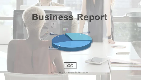 Affärskvinna som arbetar på dator och Business Report — Stockfoto