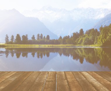  Yeni Zelanda'da iskelesi ile göl