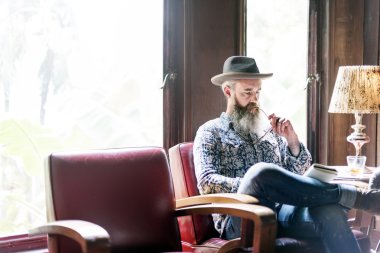 Kitap okuma şapkalı adam