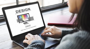 laptop tasarım ile yazarak kadın