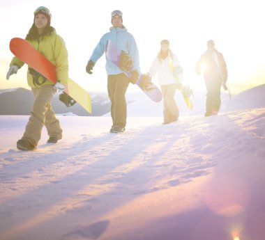 snowboard dağın zirvesinde