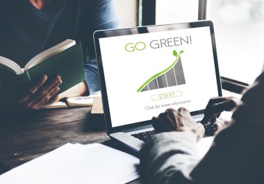 laptop ile çalışan kişi