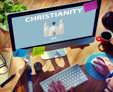 Bilgisayar kullanan adam 