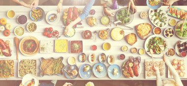 arkadaşlar büyük tablo için yemek