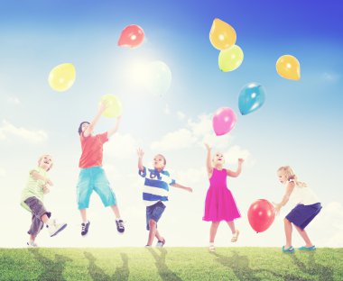 Çocuklar balonlarla oynuyor