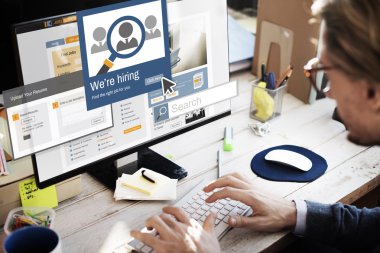 Bilgisayarda çalışan iş adamı