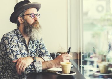 Kafede kahve içen adam.