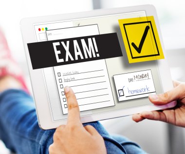 Dijital tablet tutan kadın