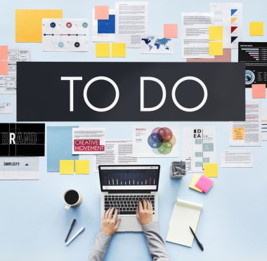 Dizüstü bilgisayar kullanan kadın