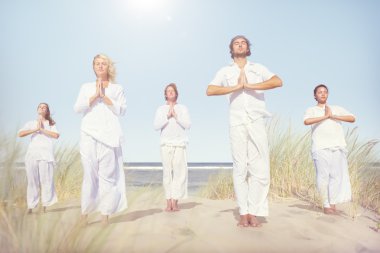 Kumsalda yoga yapmak insanlar