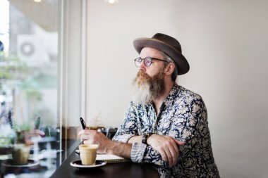 Kafede kahve içen adam.