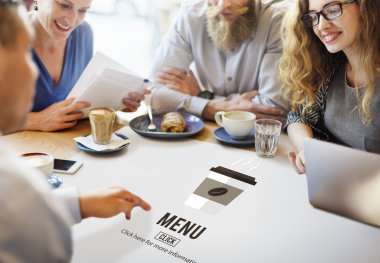 insanlar menüsü hakkında tartışıyor