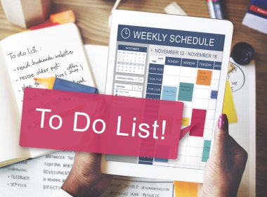 Tablet ile çalışan kadın