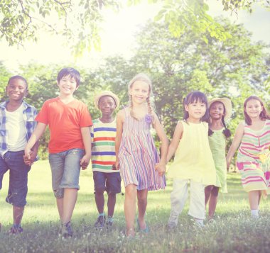 çok etnik çocuklar açık havada