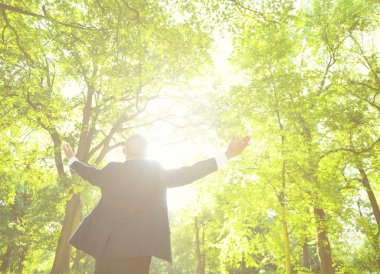 mutlu işadamı açık havada