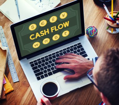 Ofis dizüstü bilgisayarda çalışan adam