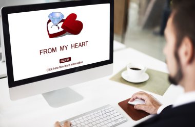 Bilgisayar ile ofiste çalışan adam