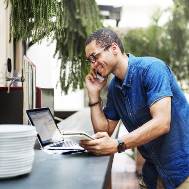 bilgisayarda çalışan adam