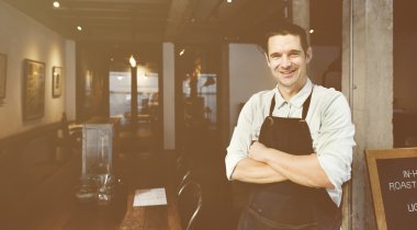 Yakışıklı Barista kahve dükkanında  