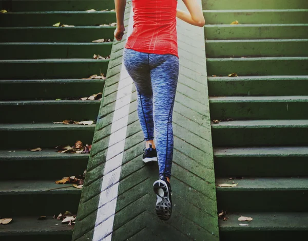 Sportswoman 등반 계단 — 스톡 사진