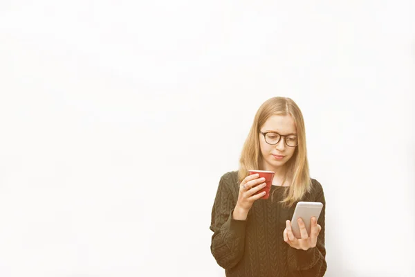 Mujer que trabaja con teléfono móvil — Foto de Stock