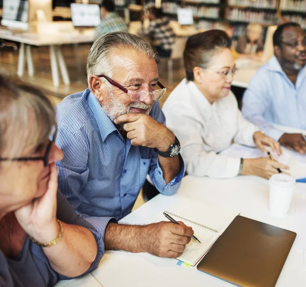 Middle aged people studying — Φωτογραφία Αρχείου