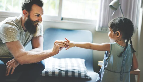 Papá e hija pasando tiempo juntos — Foto de Stock