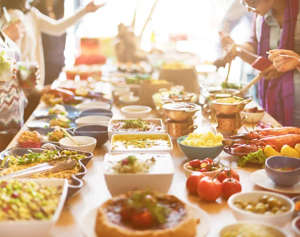 Mensen genieten van voedsel — Stockfoto