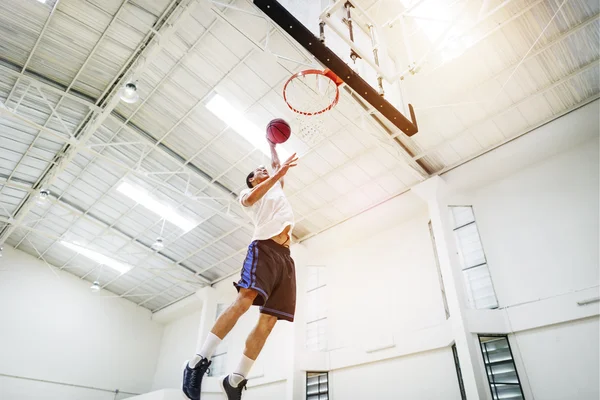 Basketbol oynarken sporcu — Stok fotoğraf