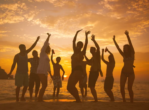 Les gens apprécient la fête de plage — Photo